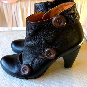 Coclico black leather ankle boots